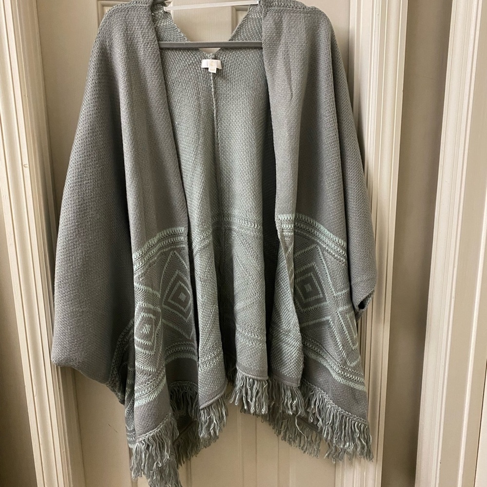 Gray Fringed Poncho with Geometric Pattern